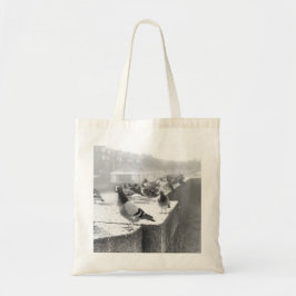 Pigeons op een brug tote bag