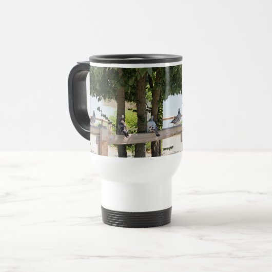 Pigeons op een hek reisbeker (Voorkant links)