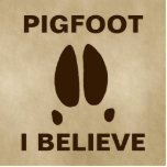 Pigfoot, geloof ik fotobeeldje magneet<br><div class="desc">Misschien is het gewoon een typering, of een mutante Sasquatch; of misschien zijn sommige delen van de wereld bewoond door een andere klasse van cryptische dieren. Een simpele voetafdruk van een ferale hog, samen met tekst lezen, "PIGFOOT". Ook de tekst, "IK GELOOF", verschijnt. Alles wordt overgeheveld op een oud papier,...</div>