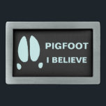 Pigfoot, geloof ik gesp<br><div class="desc">Misschien is het gewoon een typering, of een mutante Sasquatch; of misschien zijn sommige delen van de wereld bewoond door een andere klasse van cryptische dieren. Een simpele voetafdruk van een ferale hog, samen met tekst lezen, "PIGFOOT". Ook de tekst, "IK GELOOF", verschijnt. Wie weet wat er in de bossen...</div>