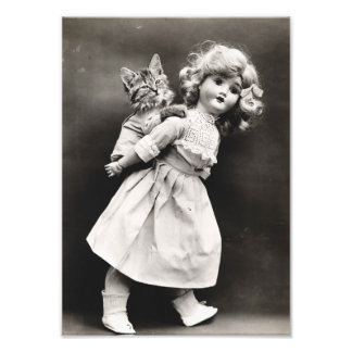 Piggybacking Cat & Doll Foto Afdruk