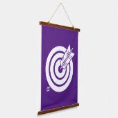 Pijl raakt een rond doel hangend wandkleed (Gebogen)