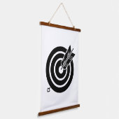 Pijl raakt een rond doel hangend wandkleed (Gebogen)