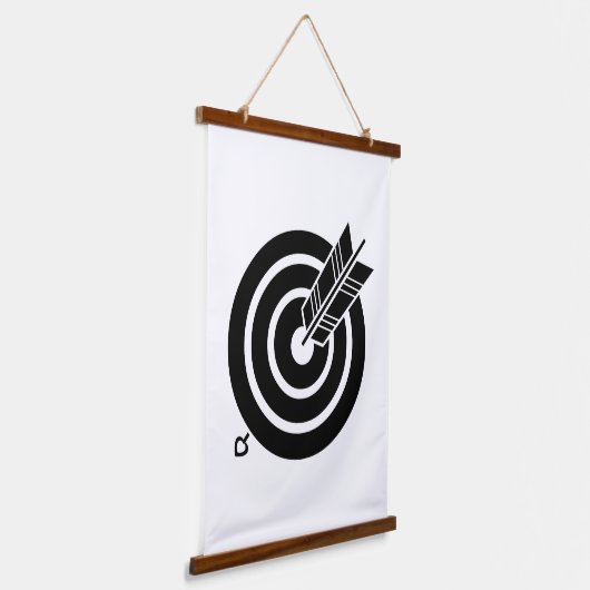 Pijl raakt een rond doel hangend wandkleed (Gebogen)