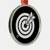 Pijl raakt een rond doel metalen ornament (Rechts)