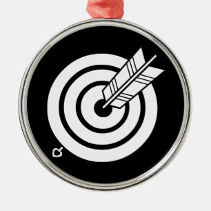 Pijl raakt een rond doel metalen ornament