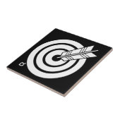 Pijl raakt een rond doel tegeltje (Zijkant)