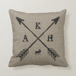 Pijlen, monogrambrieven en losse decoratieve artik kussen