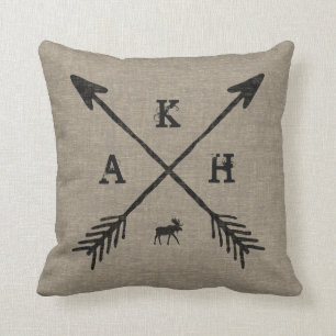 Pijlen, monogrambrieven en losse decoratieve artik kussen