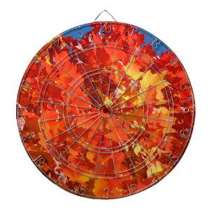 Pijlenborden spelkamer oranje rood herfstbladeren dartbord