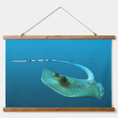 Pijlrog in beweging! Verlopend blauwe achtergrond  Hangend Wandkleed (Voorkant)