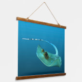 Pijlrog in beweging! Verlopend blauwe achtergrond  Hangend Wandkleed (Gebogen)