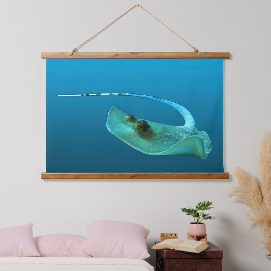 Pijlrog in beweging! Verlopend blauwe achtergrond  Hangend Wandkleed (Slaapkamer)