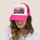 Pijn op een sneeuwbedekking met roze zonnesteek trucker pet (In situ)