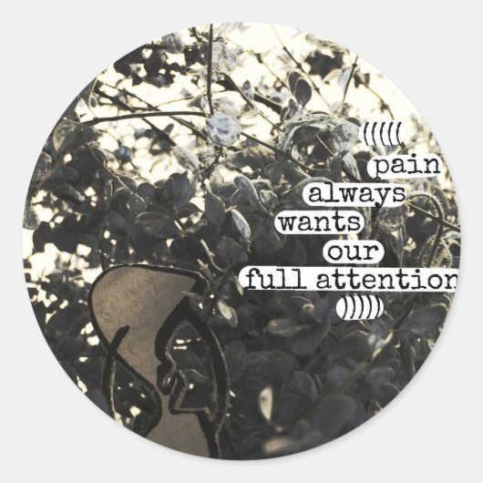 Pijn wil altijd onze volledige aandacht ronde sticker (Voorkant)
