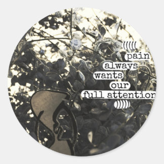 Pijn wil altijd onze volledige aandacht ronde sticker