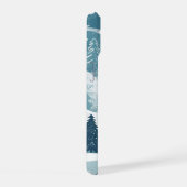 Pijnbomen met sneeuwlagen Ontwerp Winter Forest iPhone 15 Case (Rechterkant)