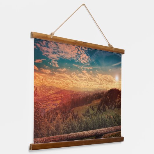 Pijnbomen onder blauwe hemel tijdens het gouden uu hangend wandkleed (Gebogen)