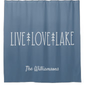 Pijnboom bij lade bij het meer gepersonaliseerde b douchegordijn (Voorkant)