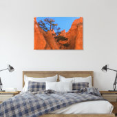 Pijnboom in Hoodoos  Canvas Afdruk (Insitu (Slaapkamer))