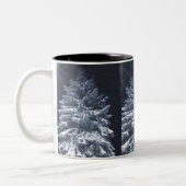 Pijnboom met sneeuw en glanzende lichtenMok Tweekleurige Koffiemok (Links)