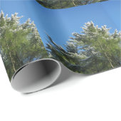 Pijnboom met sneeuwklemmen op blauwe hemel cadeaupapier (Rol Hoek)