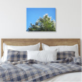 Pijnboom met sneeuwklemmen op blauwe hemel canvas afdruk (Insitu (Slaapkamer))
