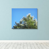 Pijnboom met sneeuwklemmen op blauwe hemel canvas afdruk (Insitu (Houten vloer))