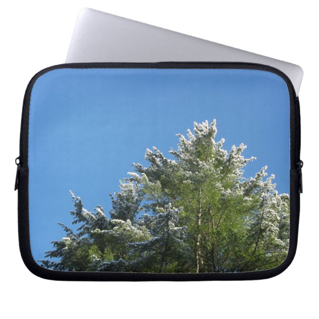 Pijnboom met sneeuwklemmen op blauwe hemel laptop sleeve (Voorkant)