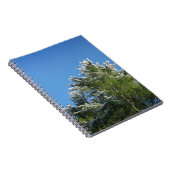 Pijnboom met sneeuwklemmen op blauwe hemel notitieboek (Rechterzijde)