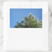 Pijnboom met sneeuwklemmen op blauwe hemel rechthoekige sticker (Tas)