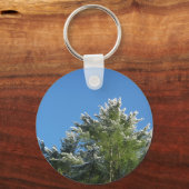 Pijnboom met sneeuwklemmen op blauwe hemel sleutelhanger (Voorkant)
