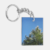 Pijnboom met sneeuwklemmen op blauwe hemel sleutelhanger (Voorkant Links)