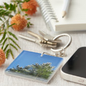 Pijnboom met sneeuwklemmen op blauwe hemel sleutelhanger (Voorkant Rechts)