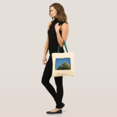 Pijnboom met sneeuwklemmen op blauwe hemel tote bag (Voorkant (model))