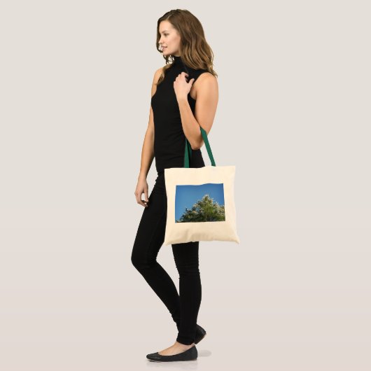 Pijnboom met sneeuwklemmen op blauwe hemel tote bag (Voorkant (model))