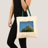 Pijnboom met sneeuwklemmen op blauwe hemel tote bag (Voorkant (product))