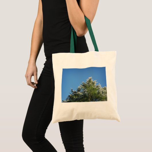 Pijnboom met sneeuwklemmen op blauwe hemel tote bag (Voorkant (product))