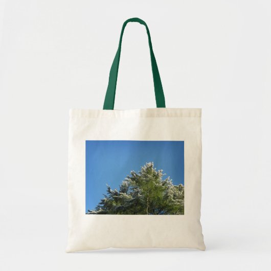 Pijnboom met sneeuwklemmen op blauwe hemel tote bag (Voorkant)