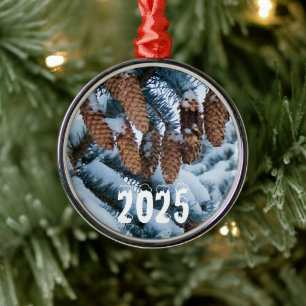 Pijnboomkegels op een pijnboom bedekt met sneeuw metalen ornament
