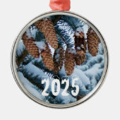 Pijnboomkegels op een pijnboom bedekt met sneeuw metalen ornament (Voorkant)