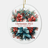 Pijnboomkrans met rode bloemen en Holly Keramisch Ornament (Links)