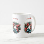 Pijnboomkrans met rode bloemen en Holly Koffiemok (Voorkant rechts)