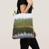 Pijnboomreflectie-meer Tote Bag (Dichtbij)