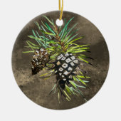 pijnkegeltje keramisch ornament (Voorkant)