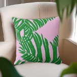 Pijnroze en groene handpalmen met bladeren kussen<br><div class="desc">Eenvoudig roze en groen patroon met groene palmbladeren boven de roze achtergrond.</div>