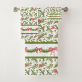 Pijnstokken, Pinecones en Poinsettias Bath Towel Bad Handdoek (Insitu)