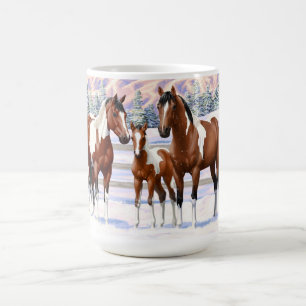 Pijnstokpaardjes in wintersneeuw koffiemok