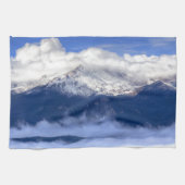 Pikes Peak met verse sneeuwval en wolken Theedoek (Horizontaal)