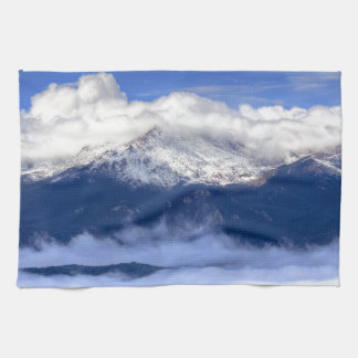 Pikes Peak met verse sneeuwval en wolken Theedoek